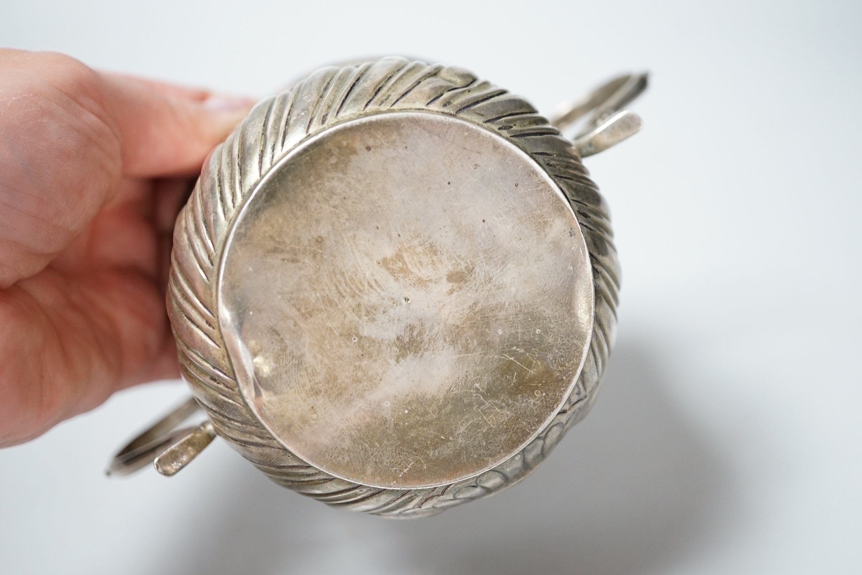 A late Victorian embossed silver porringer, London, 1896, 81mm, 5.3oz.